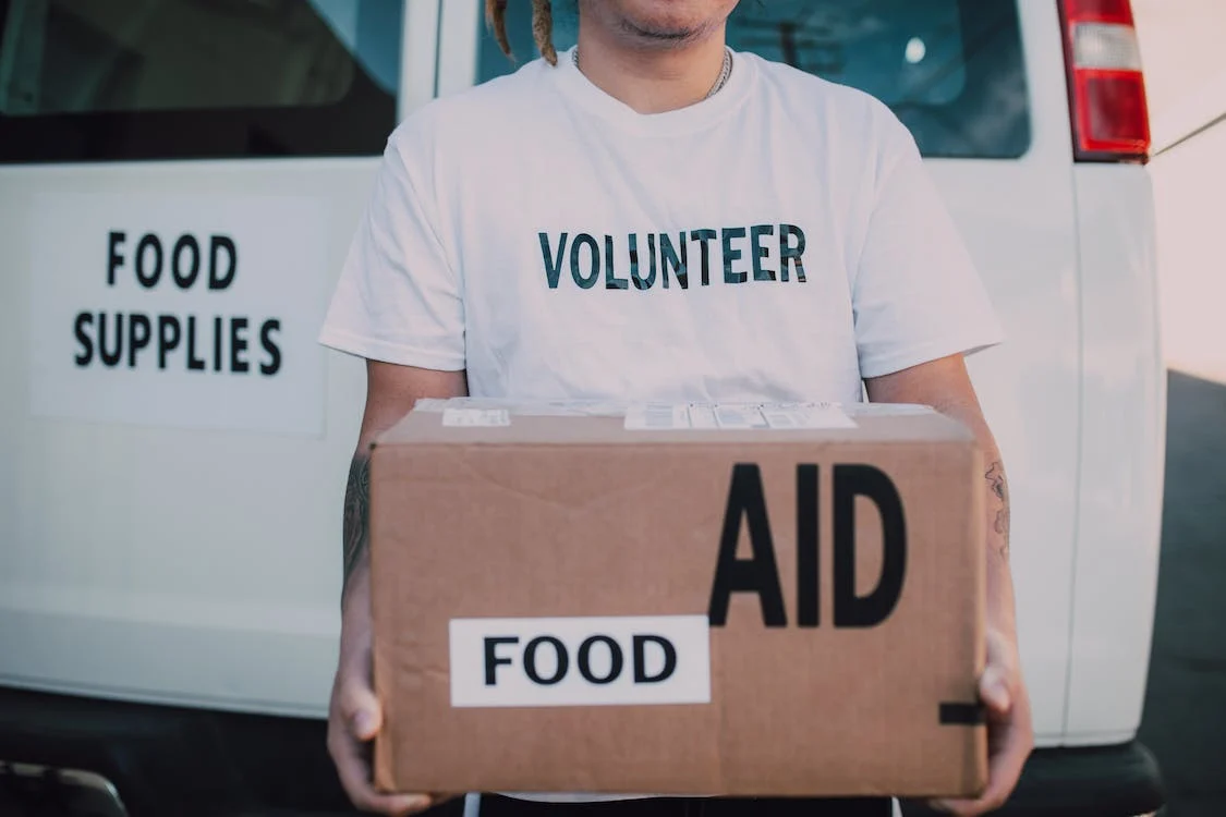 A volunteer holding a food aid